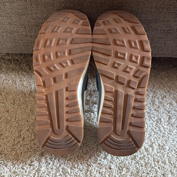 Cushionaire Score Sneakers - Picture 7 of 9